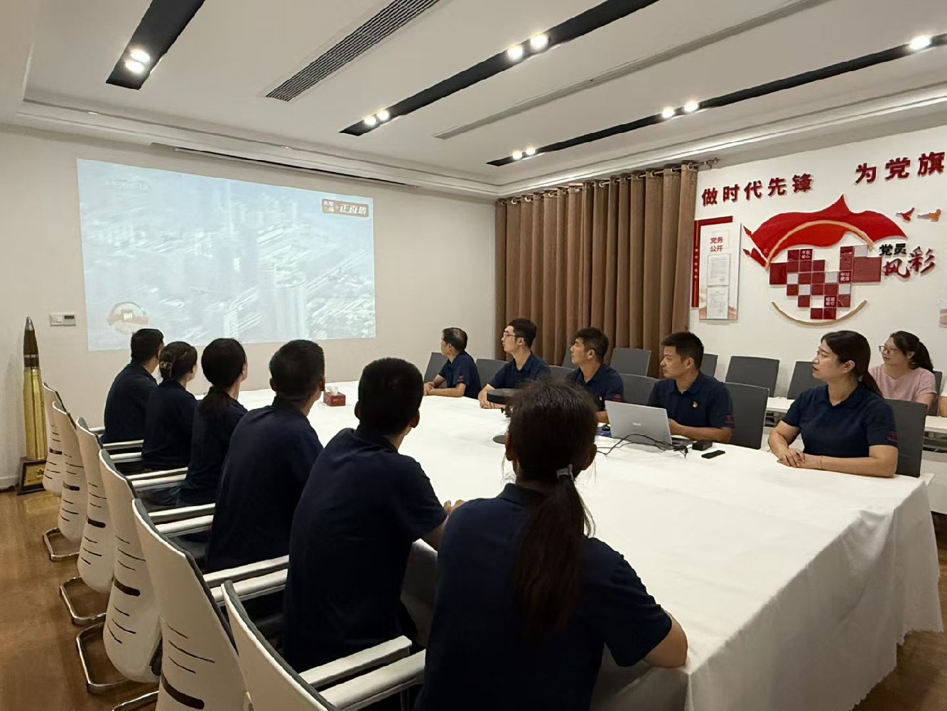 安徽省观志实业有限公司组织集中收看纪念中国人民抗日战争暨世界反法西斯战争胜利80周年大会